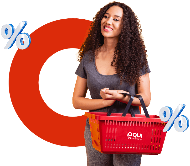 Cliente da AquiMercado segura uma cesta de mercado